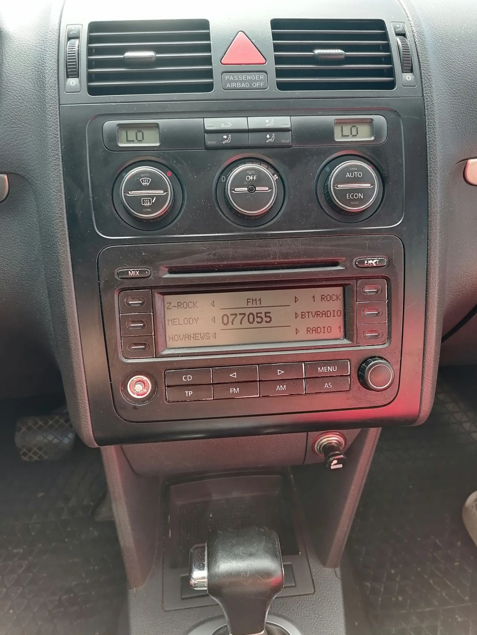 VW Touran 2.0TDI/Автомат/7места , снимка 14 - Автомобили и джипове - 55847660