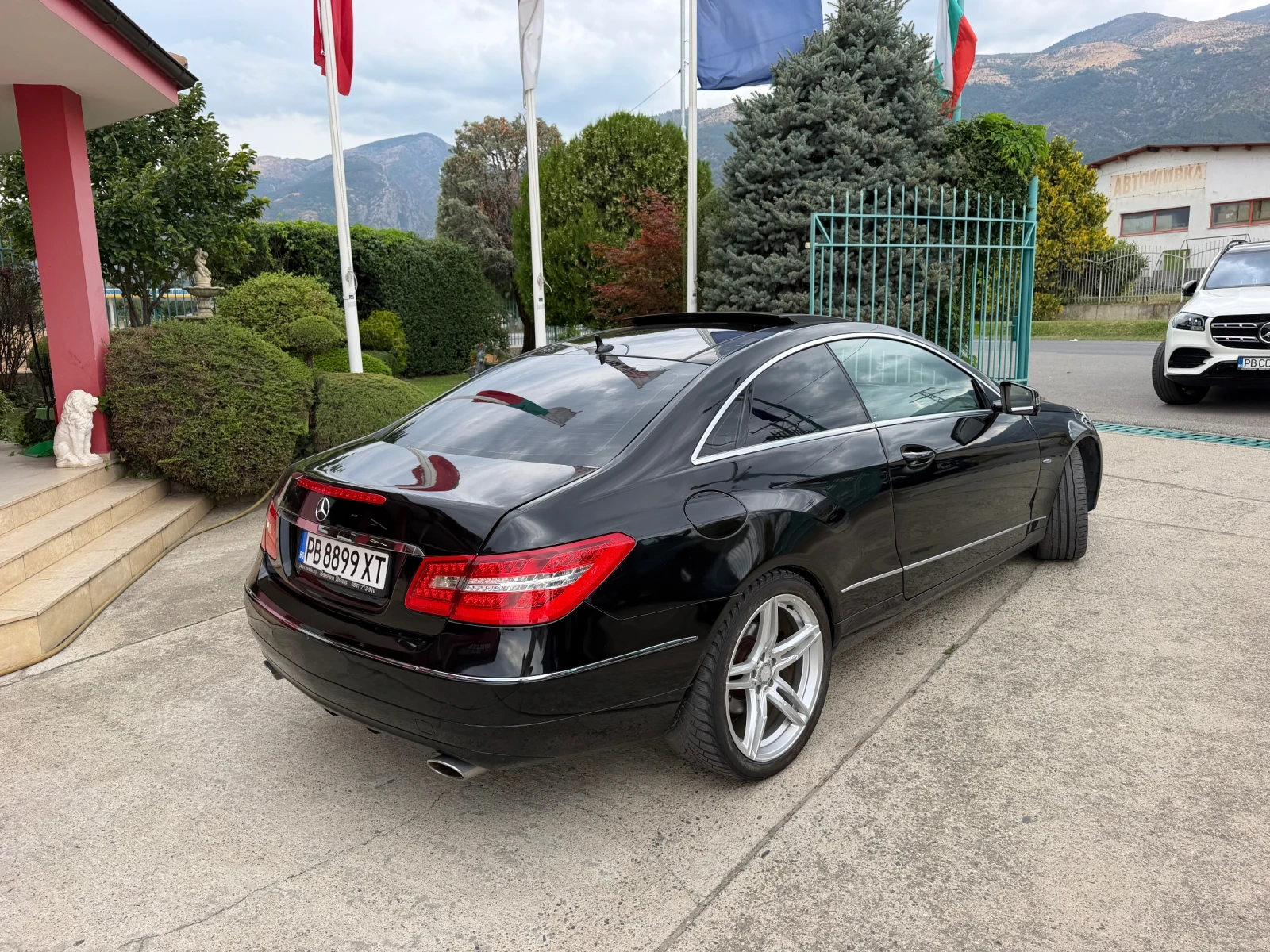 Mercedes-Benz E 350 CDI Coupe* Camera* Panorama* Harman\Kardon , снимка 13 - Автомобили и джипове - 56038446