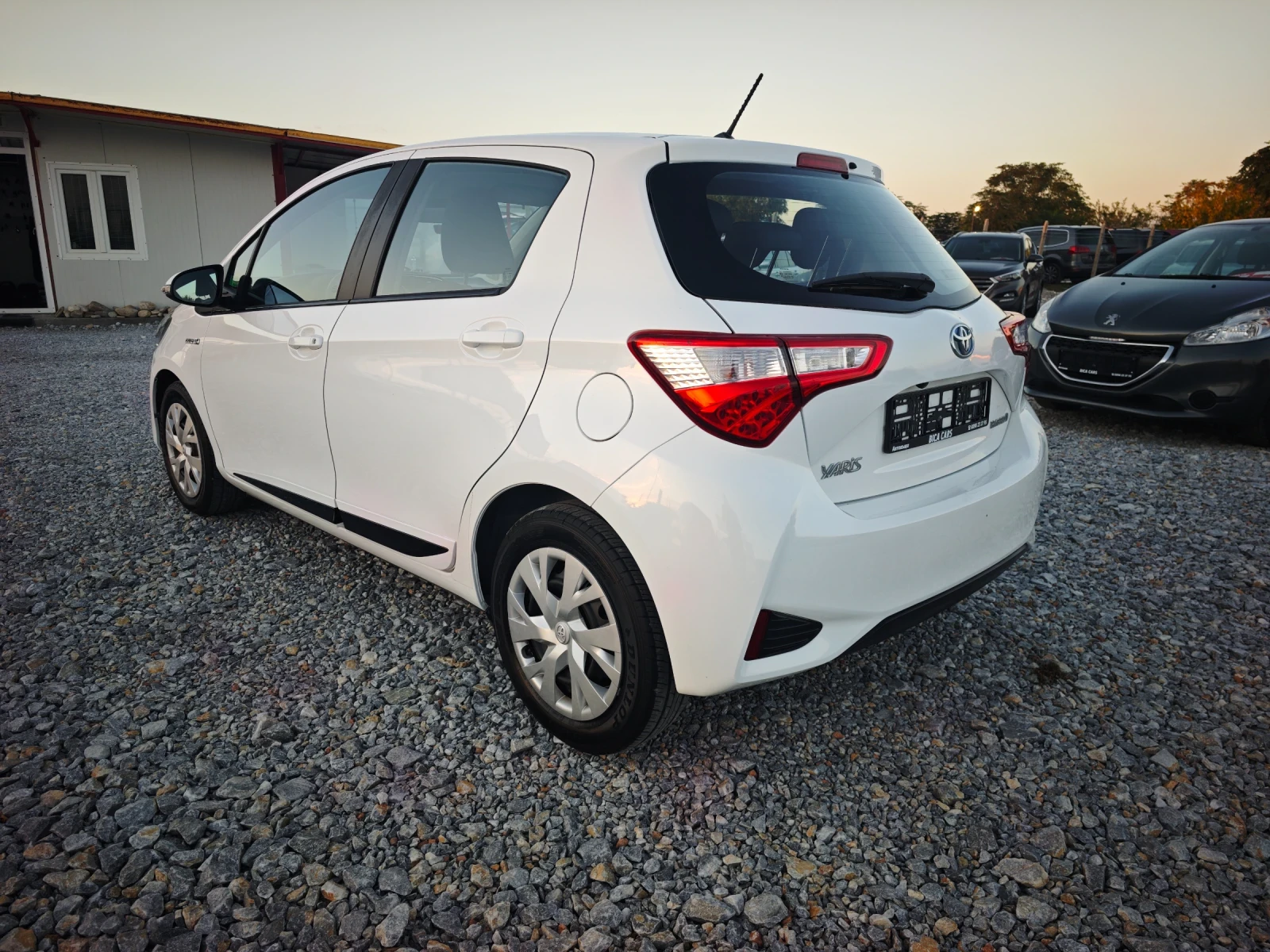 Toyota Yaris 1.5i Hybrid , снимка 6 - Автомобили и джипове - 56298381