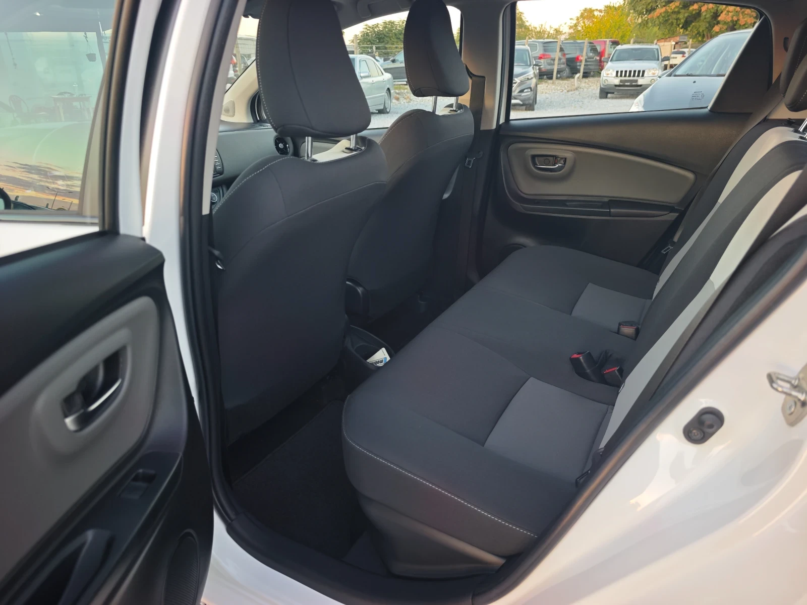 Toyota Yaris 1.5i Hybrid , снимка 8 - Автомобили и джипове - 56298381