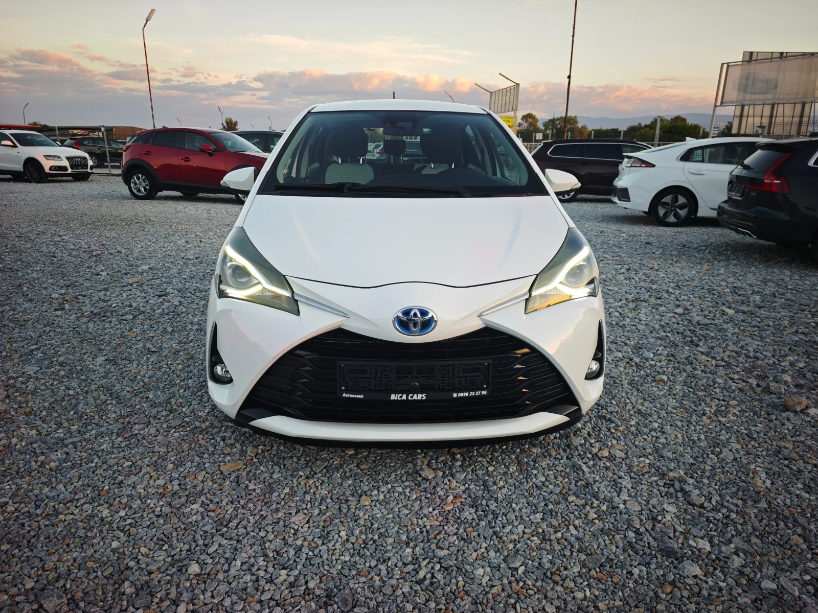 Toyota Yaris 1.5i Hybrid , снимка 2 - Автомобили и джипове - 56298381