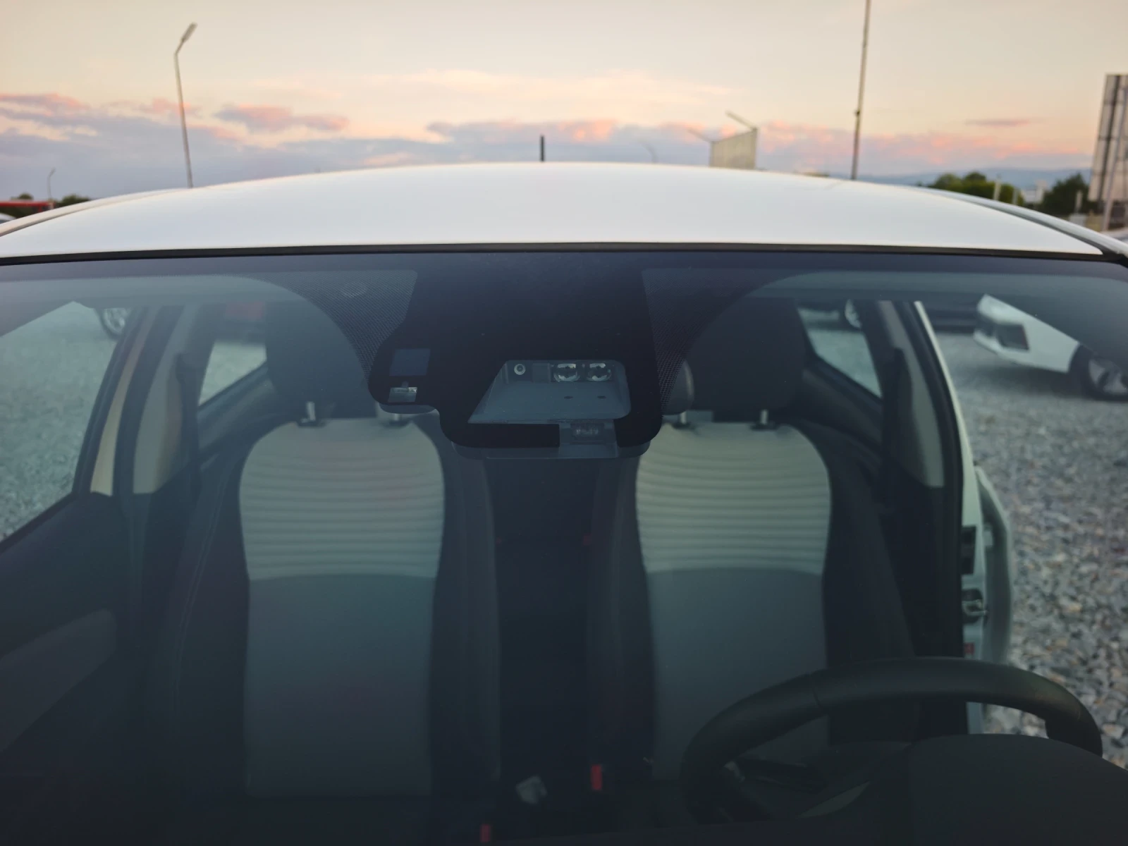 Toyota Yaris 1.5i Hybrid , снимка 16 - Автомобили и джипове - 56298381