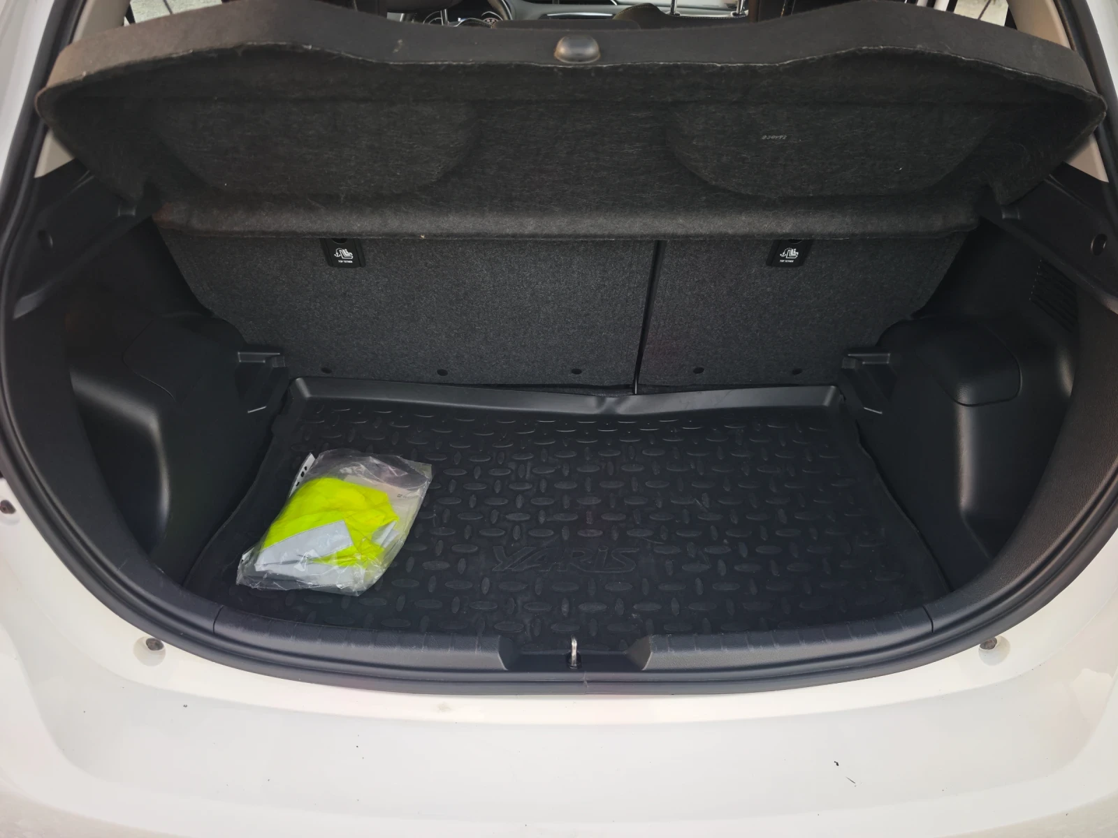 Toyota Yaris 1.5i Hybrid , снимка 15 - Автомобили и джипове - 56298381