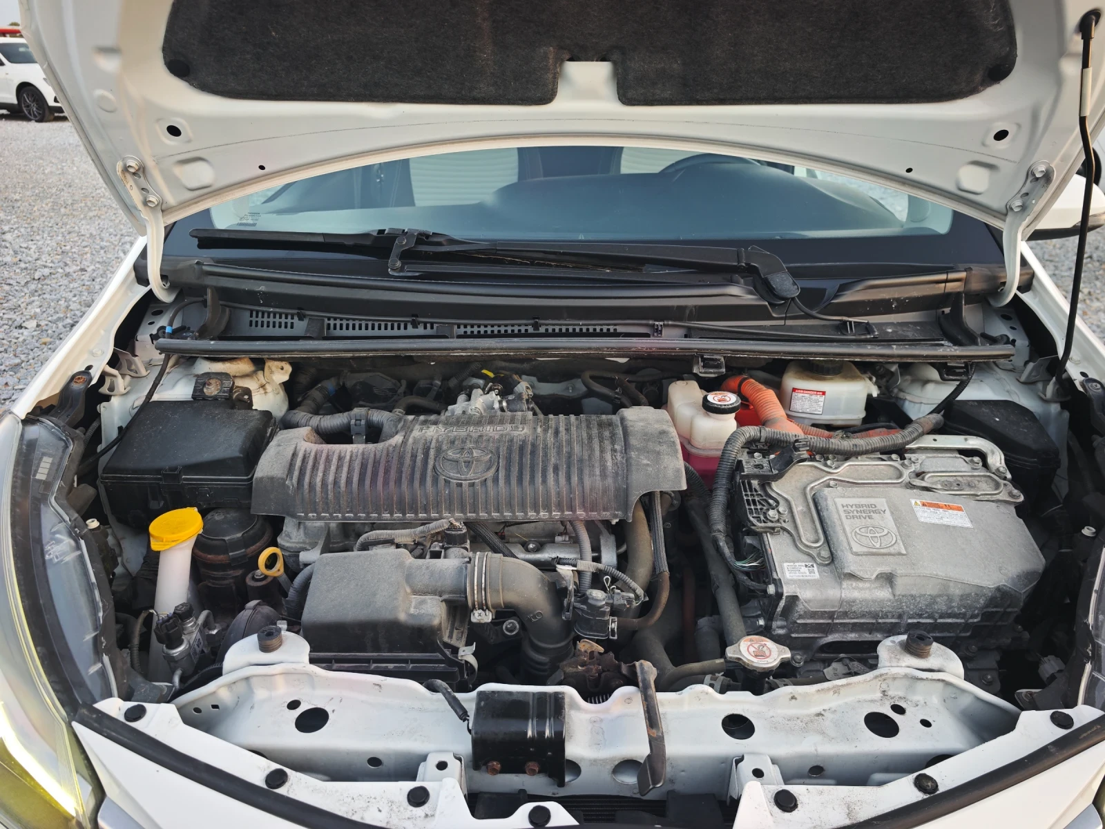 Toyota Yaris 1.5i Hybrid , снимка 17 - Автомобили и джипове - 56298381