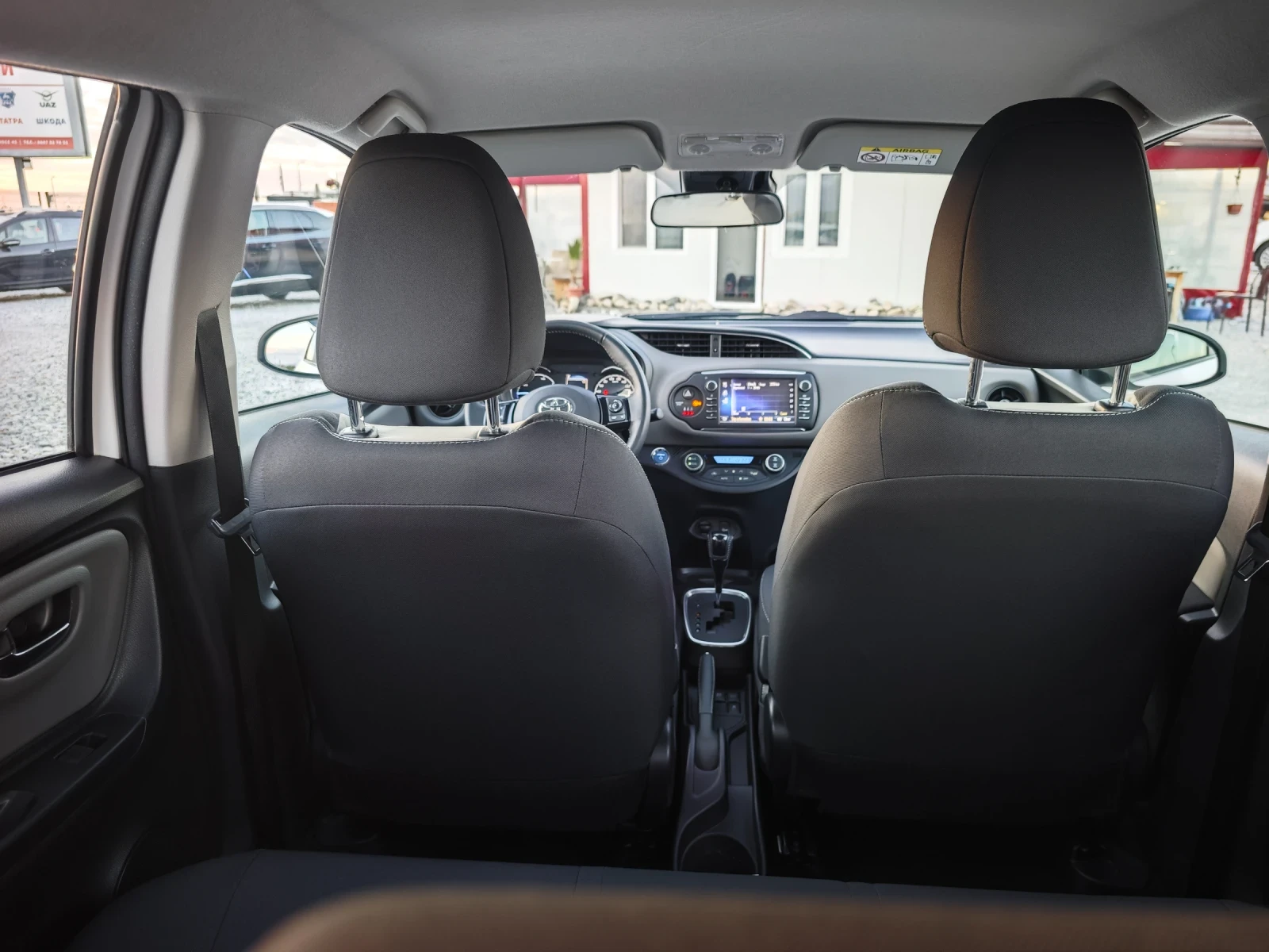 Toyota Yaris 1.5i Hybrid , снимка 14 - Автомобили и джипове - 56298381