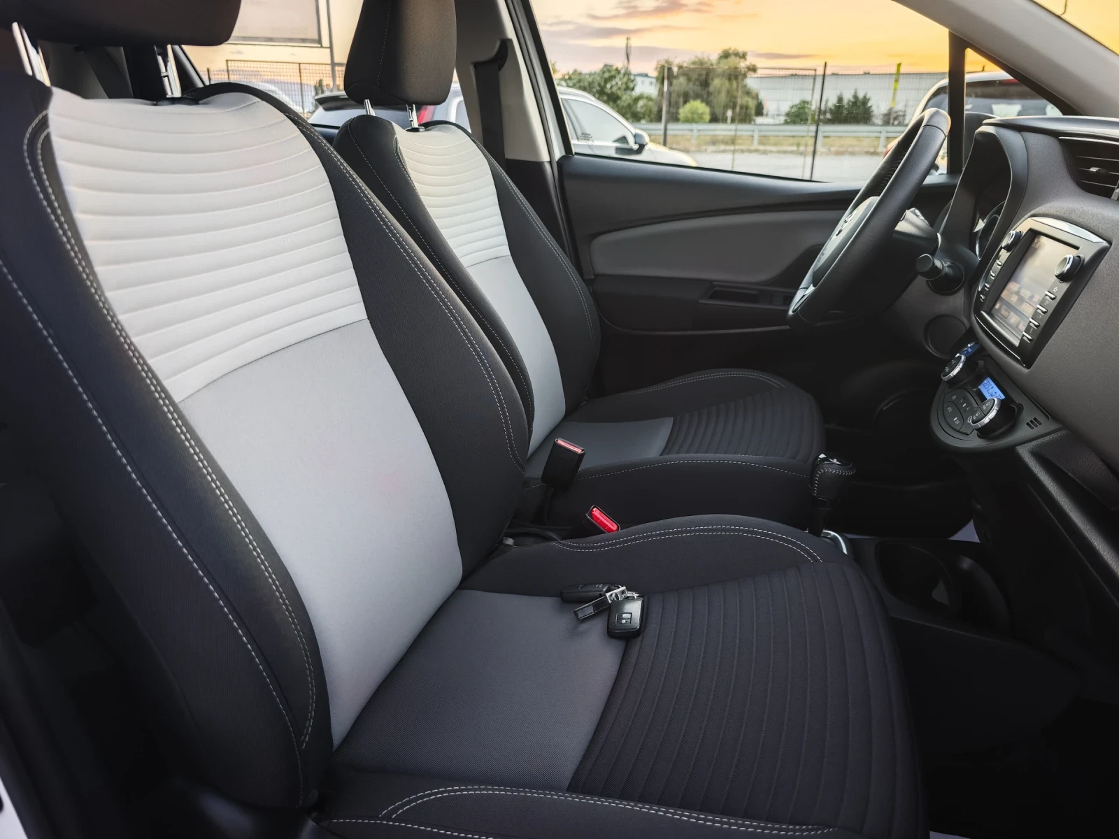 Toyota Yaris 1.5i Hybrid , снимка 13 - Автомобили и джипове - 56298381