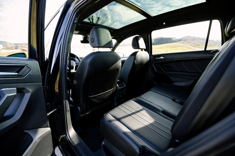 VW Tiguan R-Line 4Motion, снимка 9 - Автомобили и джипове - 53380544