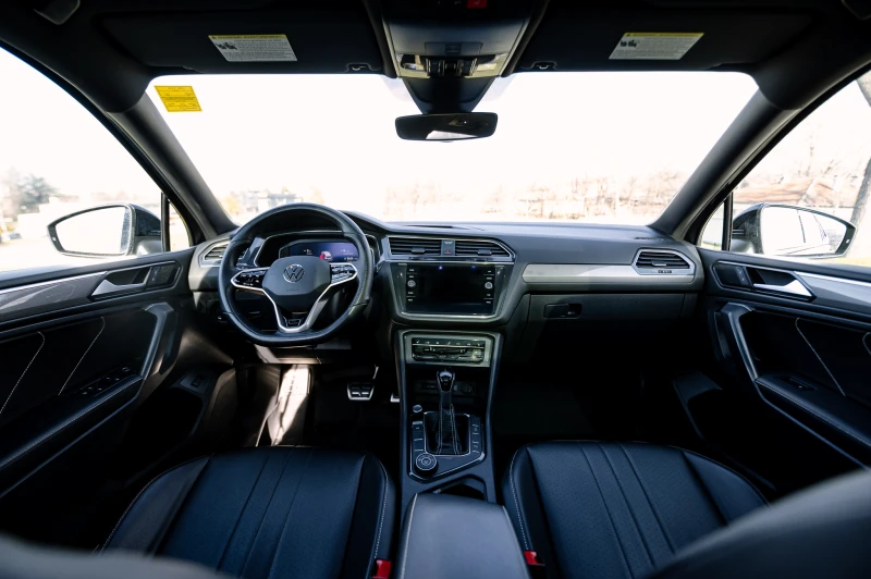 VW Tiguan R-Line 4Motion, снимка 8 - Автомобили и джипове - 53380544