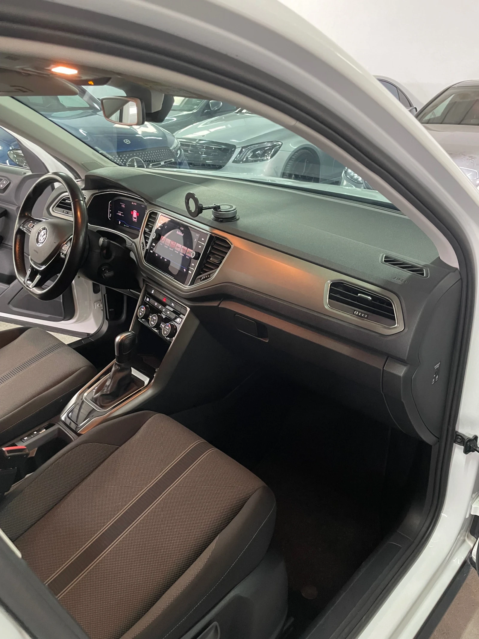 VW T-Roc 1.5/TSI/DSG/digital/камера/теглич/обслужена/, снимка 13 - Автомобили и джипове - 53892034