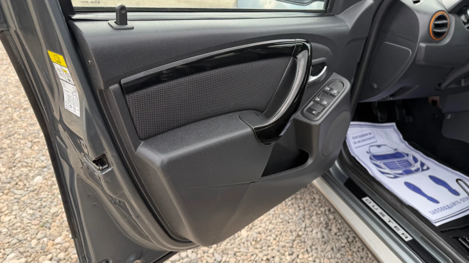 Dacia Duster 1.6 GPL * LAUREATE * EURO6B * NAVi * KAMERA, снимка 11 - Автомобили и джипове - 54260336