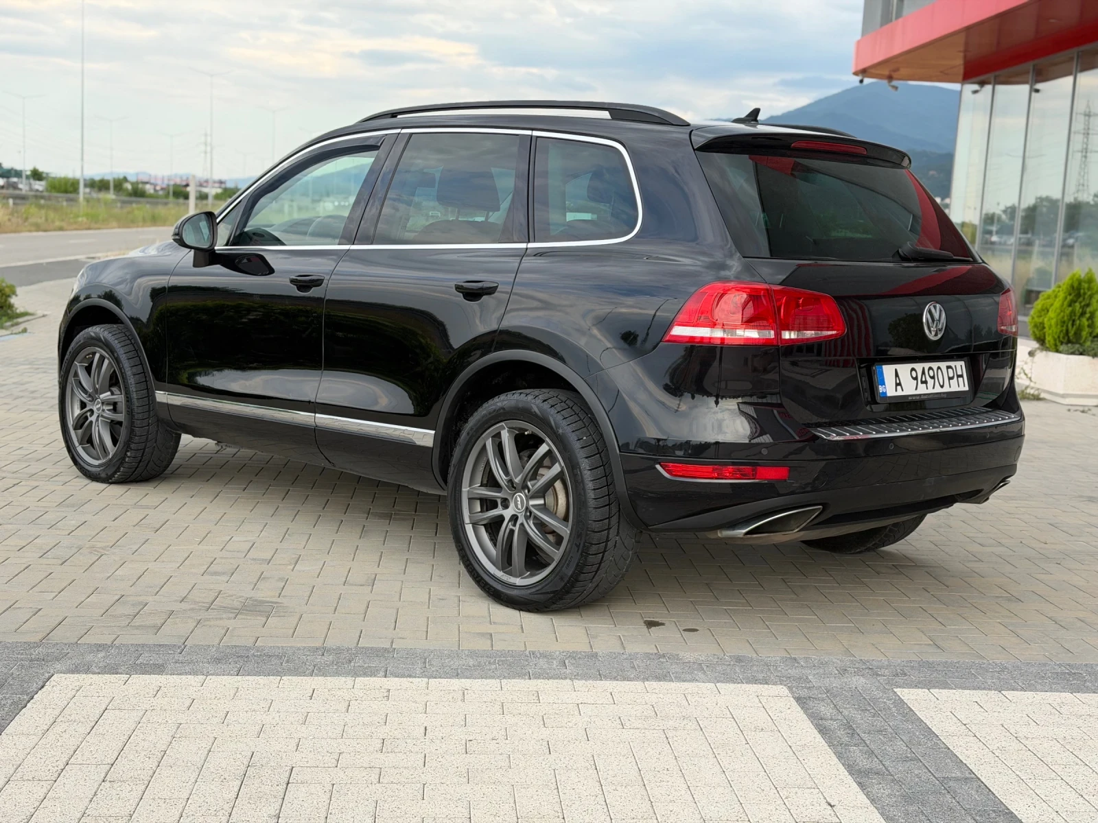 VW Touareg 3.0 245 ОБСЛУЖЕН , снимка 3 - Автомобили и джипове - 55046562
