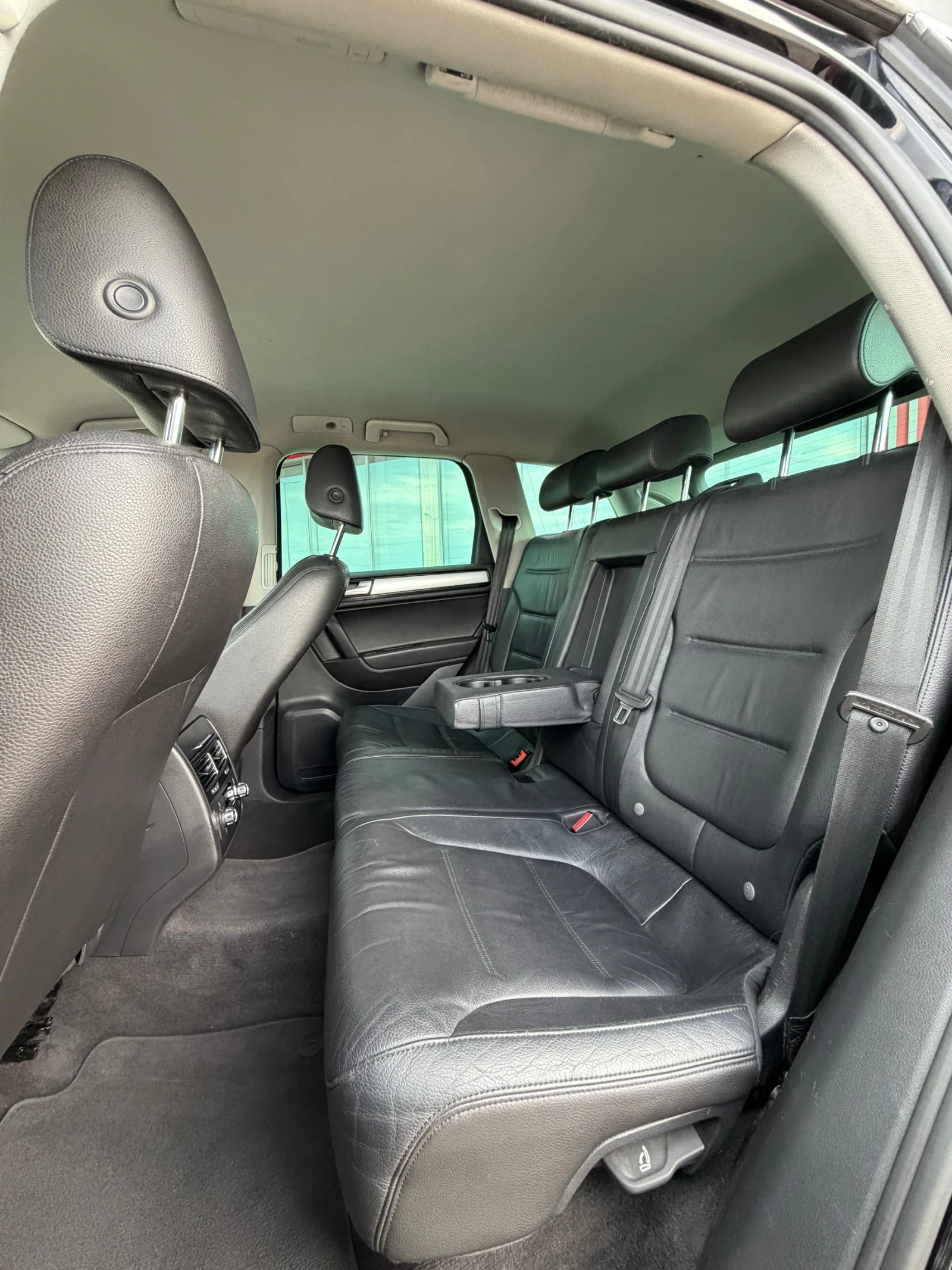 VW Touareg 3.0 245 ОБСЛУЖЕН , снимка 8 - Автомобили и джипове - 55046562