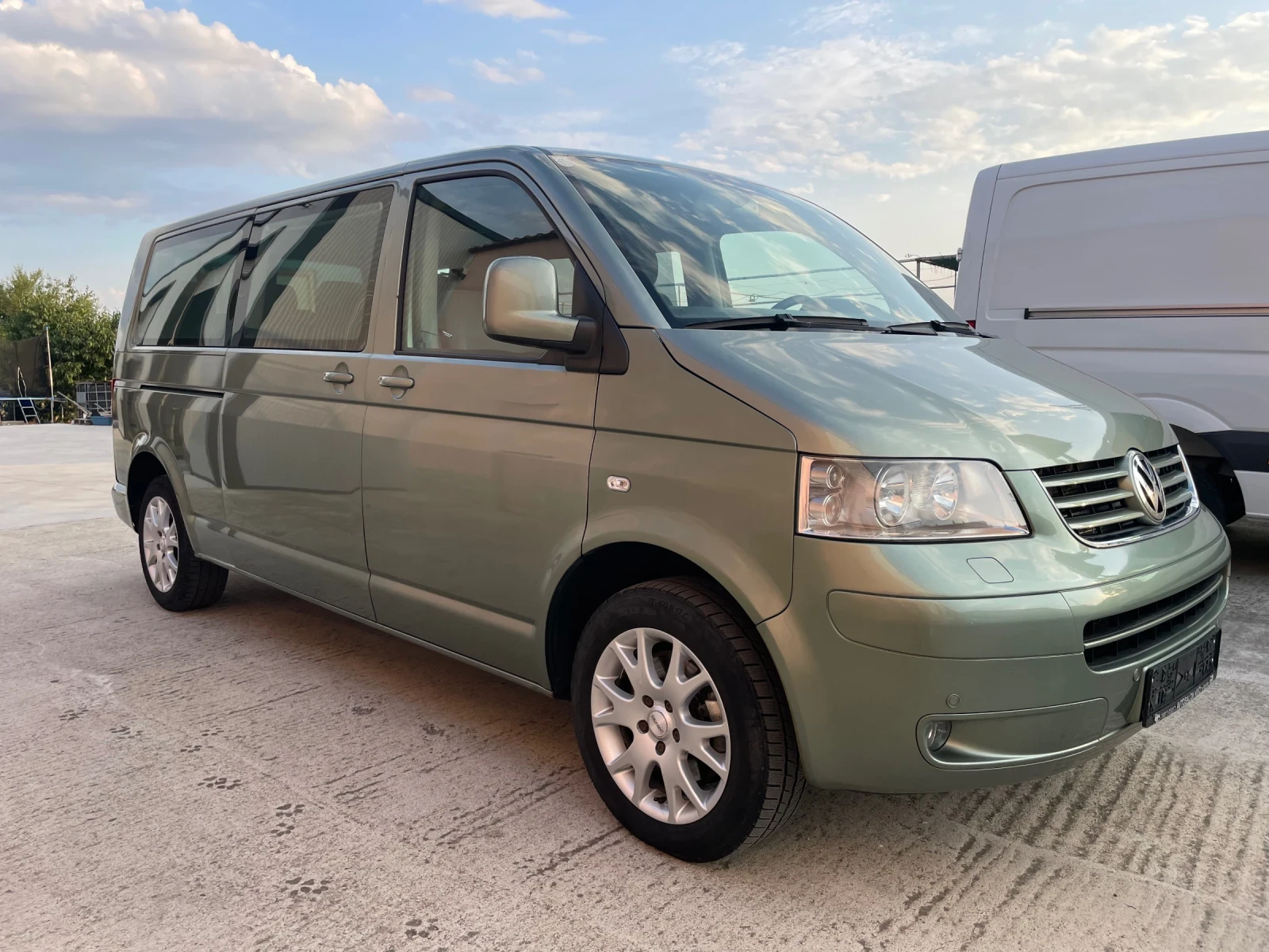 VW Caravelle 2.5TDI/LONG/НАВИ/ПАРКТРОНИК/ТЕМПОМАТ/ПДГРЕВ, снимка 2 - Бусове и автобуси - 55805850