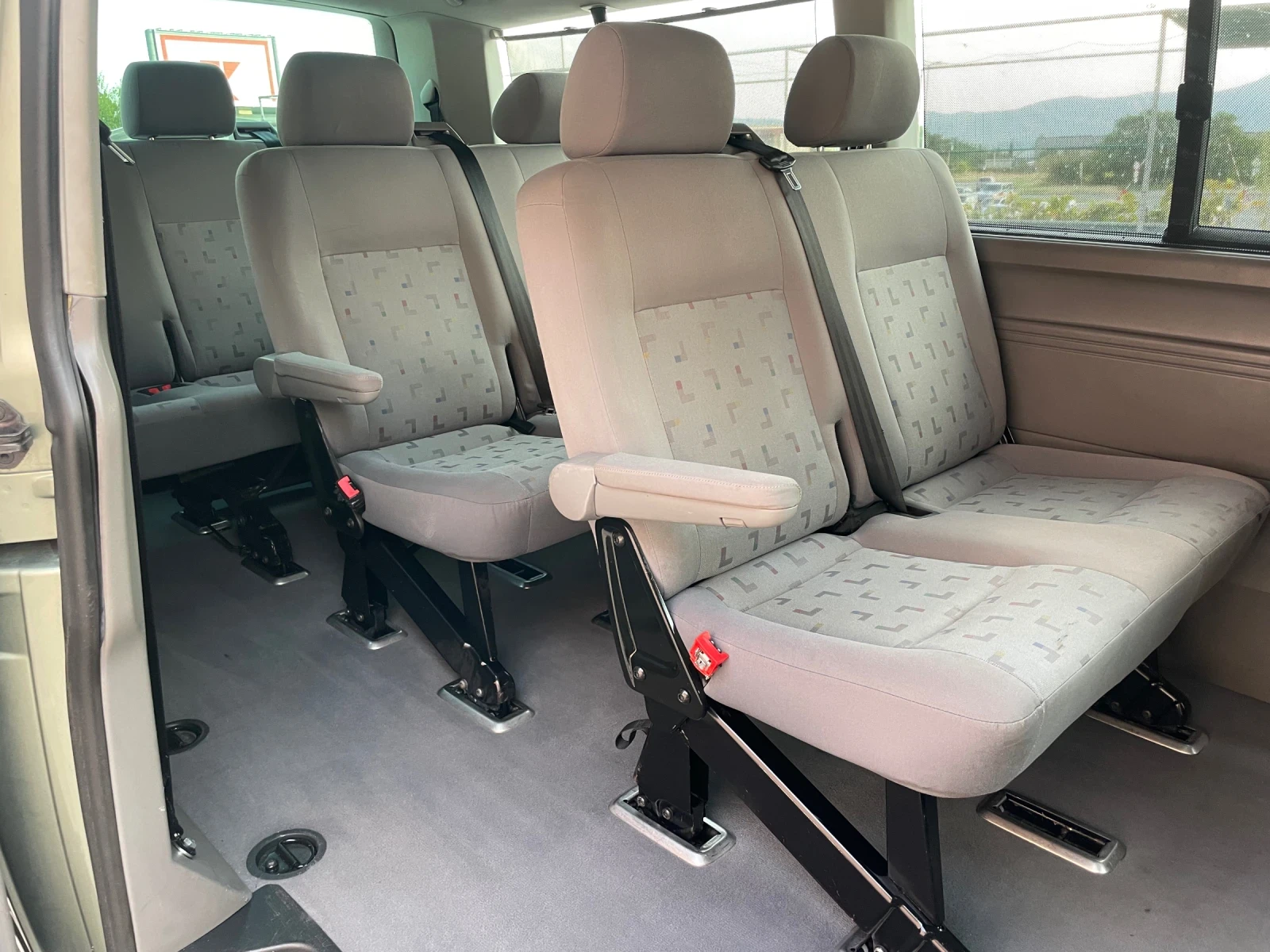 VW Caravelle 2.5TDI/LONG/НАВИ/ПАРКТРОНИК/ТЕМПОМАТ/ПДГРЕВ, снимка 16 - Бусове и автобуси - 55805850
