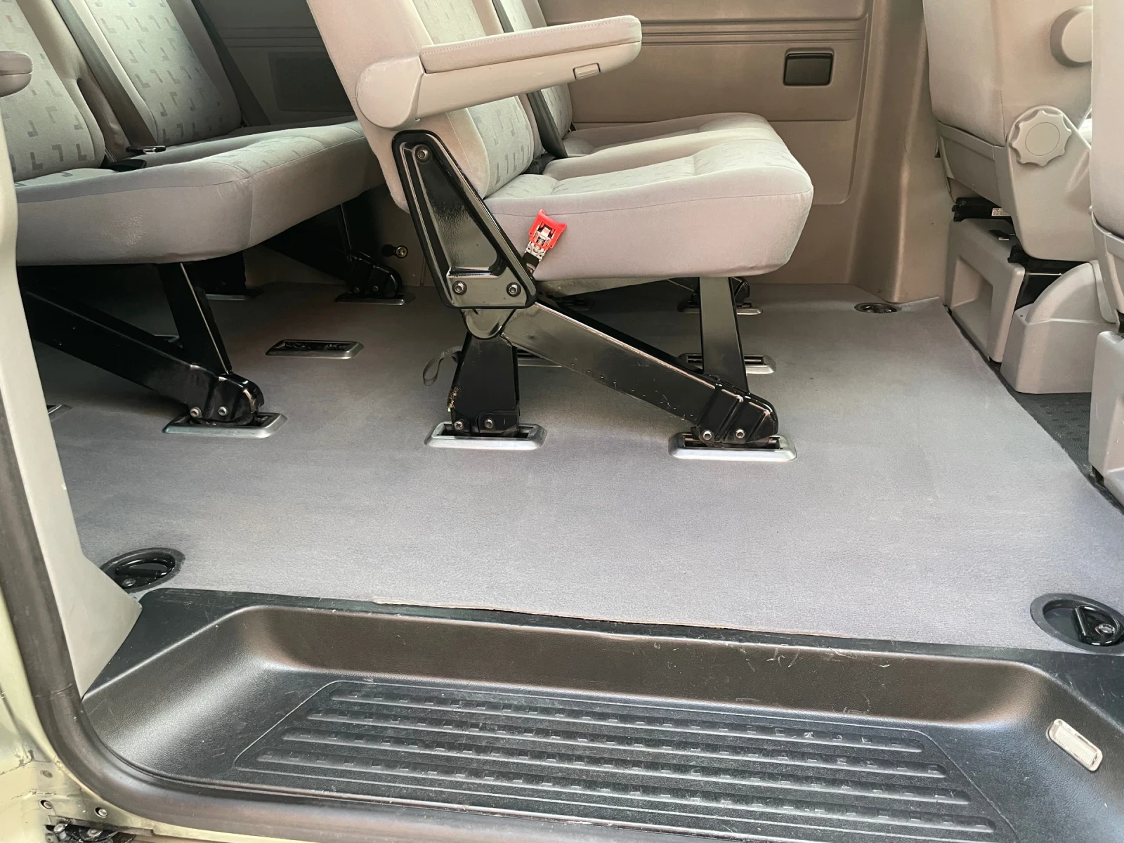 VW Caravelle 2.5TDI/LONG/НАВИ/ПАРКТРОНИК/ТЕМПОМАТ/ПДГРЕВ, снимка 13 - Бусове и автобуси - 55805850