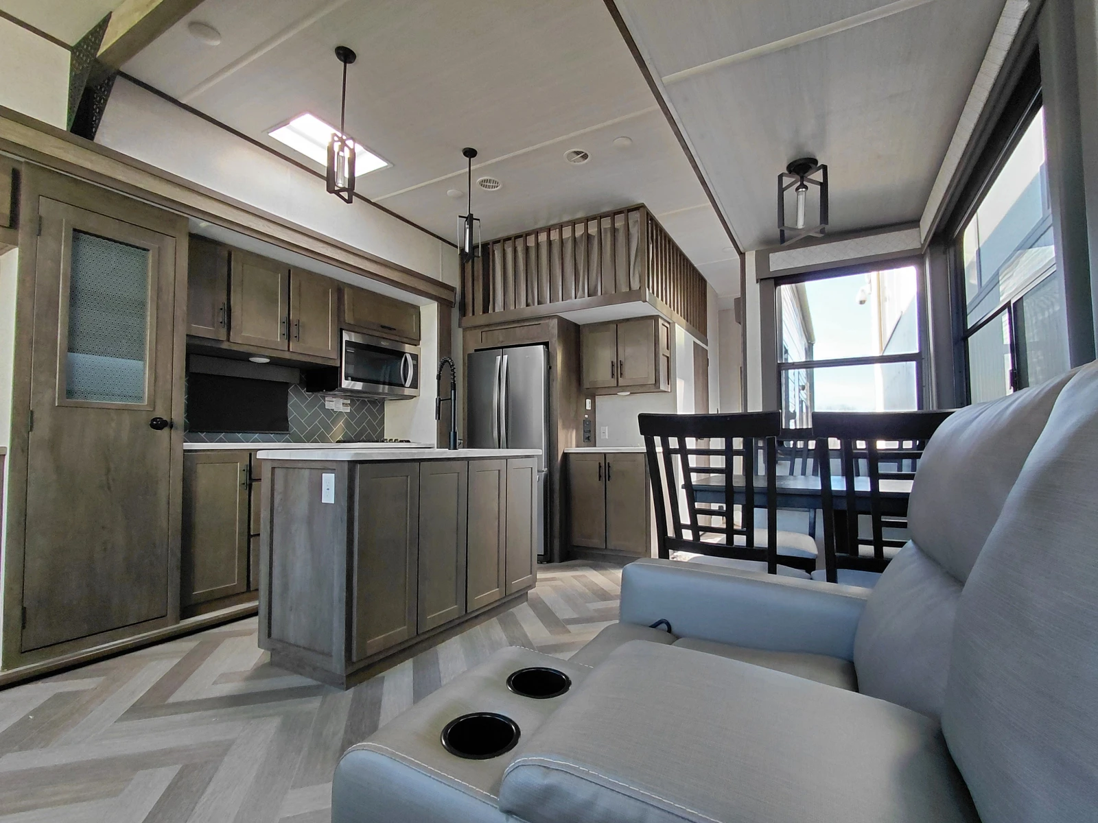 Каравана Forest River Riverstone 39 wildwood, снимка 6 - Каравани и кемпери - 53738943