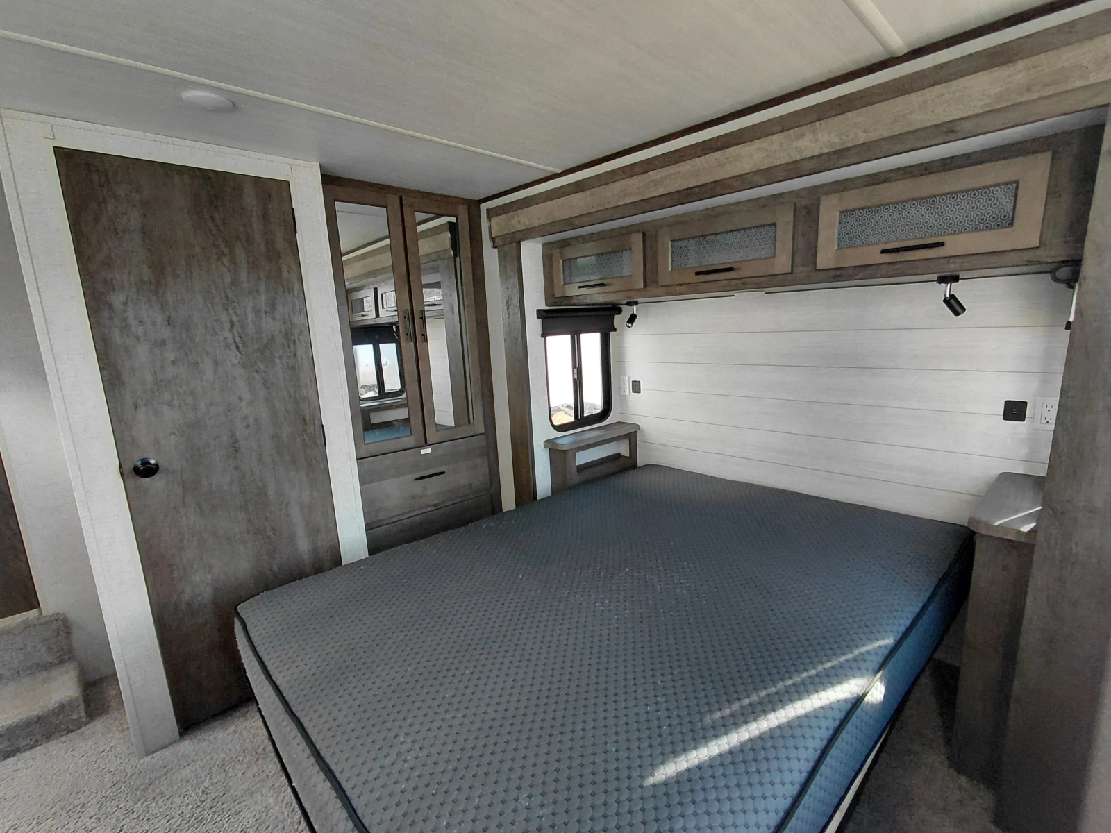 Каравана Forest River Riverstone 39 wildwood, снимка 16 - Каравани и кемпери - 53738943