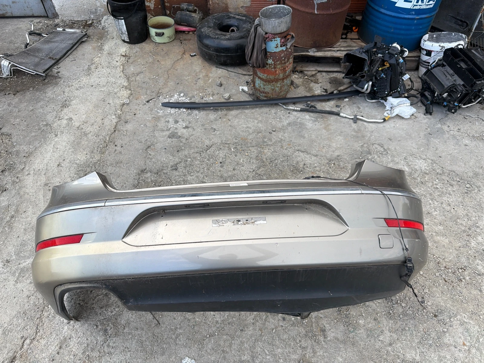 броня задна сива 3C8807421 VW Passat