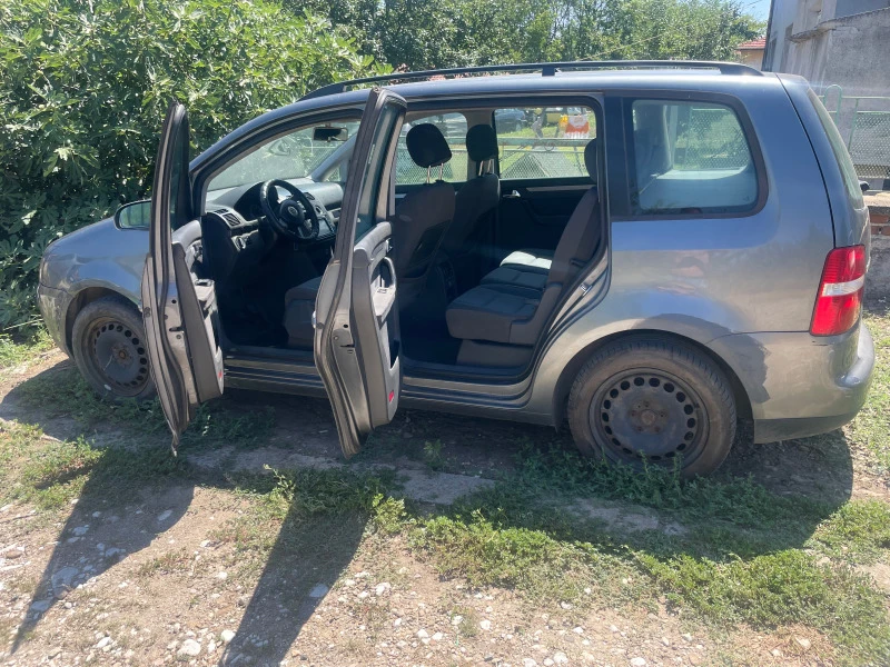 VW Touran 2004, снимка 10 - Автомобили и джипове - 46722561