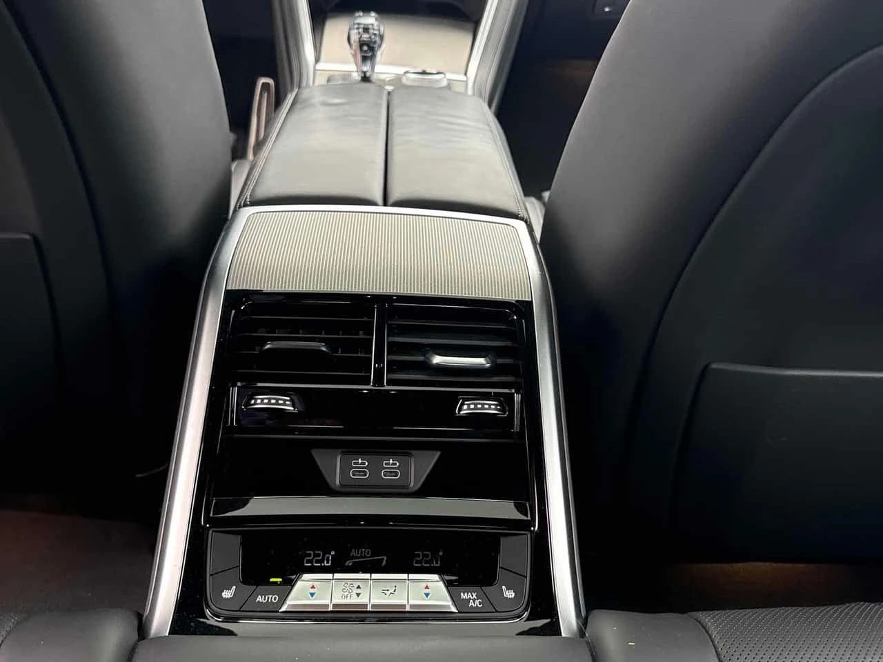 BMW 850  xDrive / 360 / DISTRONIC / HEAD UP , снимка 11 - Автомобили и джипове - 54621530