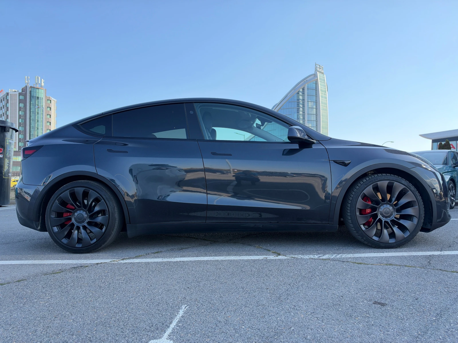 Tesla Model Y Performance 2025 г., снимка 6 - Автомобили и джипове - 56725809