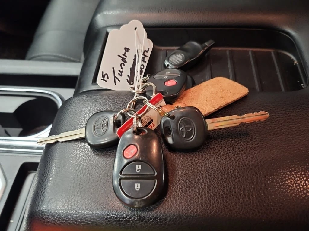 Toyota Tundra * SR5 CREW CAB STD BED * CARFAX * БЕЗ ПЪРВОНАЧАЛНА - изображение 6