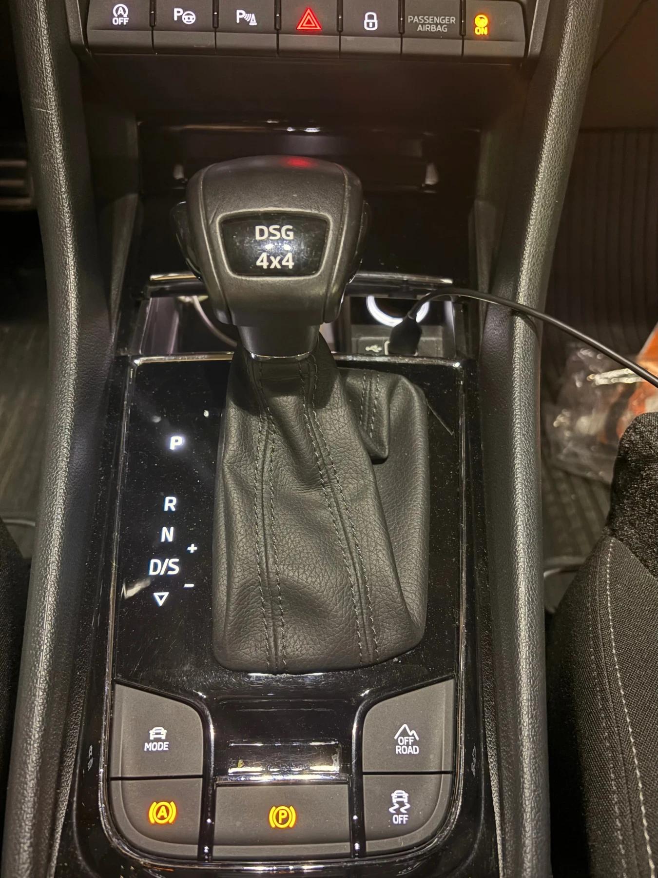 Skoda Karoq 2.0 TDI 4x4, снимка 4 - Автомобили и джипове - 56584255