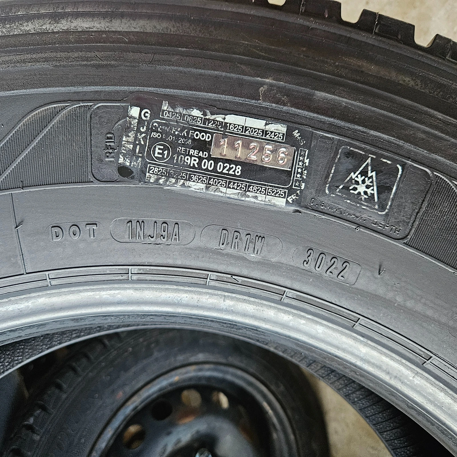 Гуми, снимка 17 - Гуми и джанти - 45863746