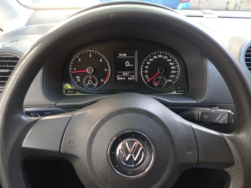 VW Caddy 1.6 TDI, снимка 8 - Автомобили и джипове - 47413558