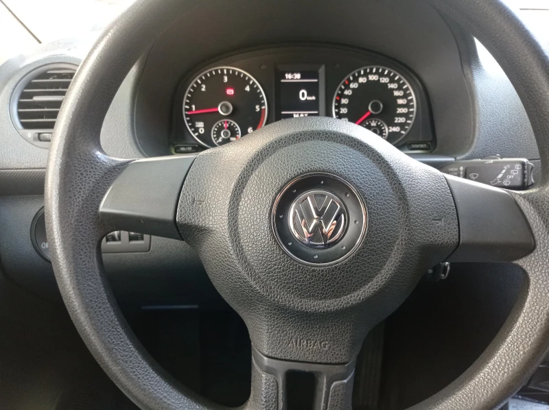 VW Caddy 1.6 TDI, снимка 9 - Автомобили и джипове - 47413558