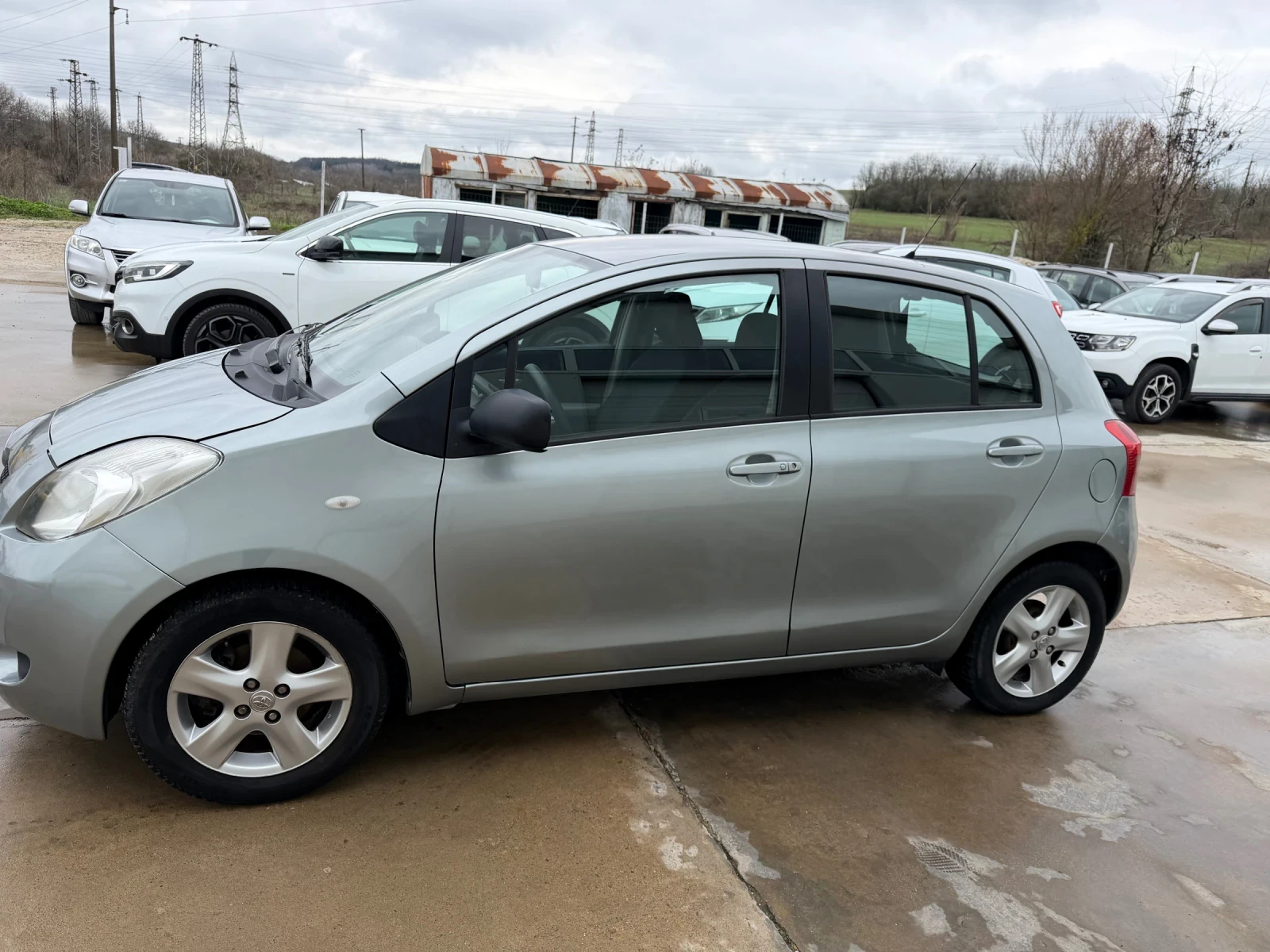 Toyota Yaris 1.3vvt-i 87k.c UNIKAT, снимка 3 - Автомобили и джипове - 43125735