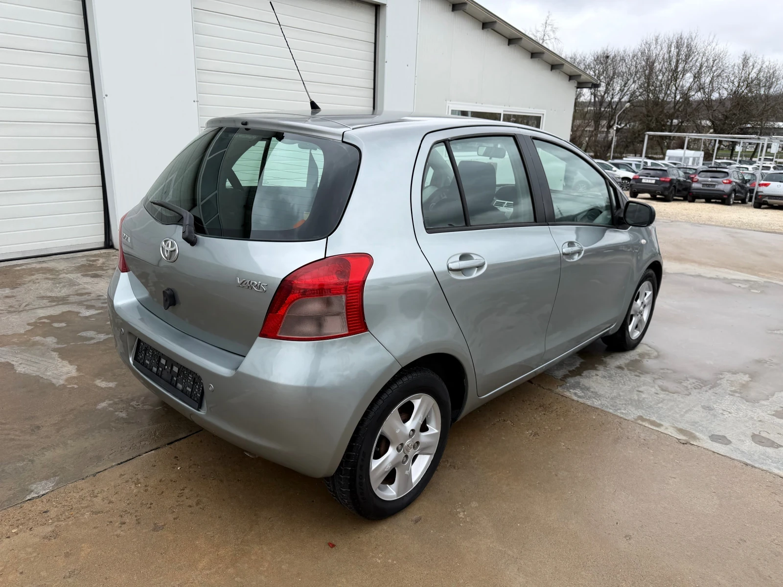 Toyota Yaris 1.3vvt-i 87k.c UNIKAT, снимка 14 - Автомобили и джипове - 43125735