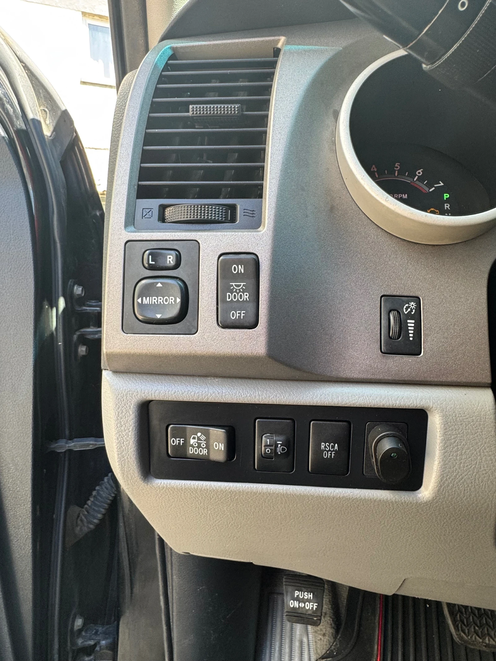 Toyota Tundra 5.7 SR5 ГАЗ ДДС, снимка 11 - Автомобили и джипове - 54112235