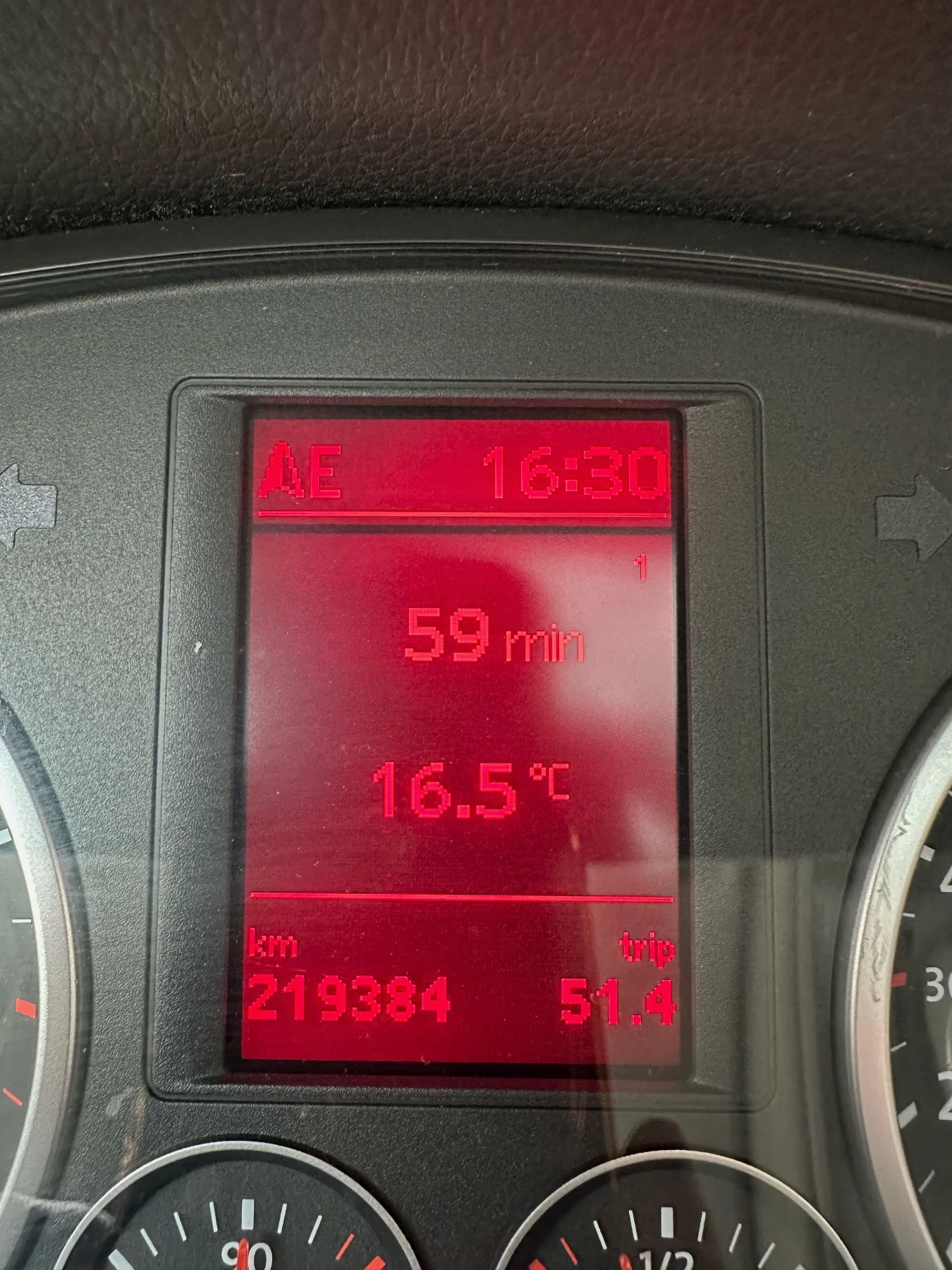 VW Tiguan 2.0 TDI 4MOTION, ПАНОРАМА, НАВИГАЦИЯ, снимка 13 - Автомобили и джипове - 54218794