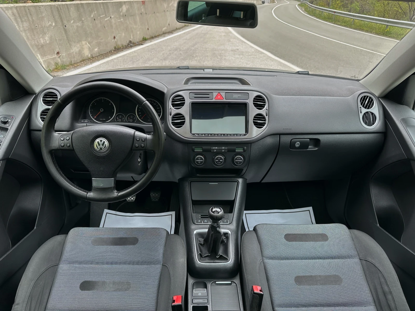 VW Tiguan 2.0 TDI 4MOTION, ПАНОРАМА, НАВИГАЦИЯ, снимка 10 - Автомобили и джипове - 54218794