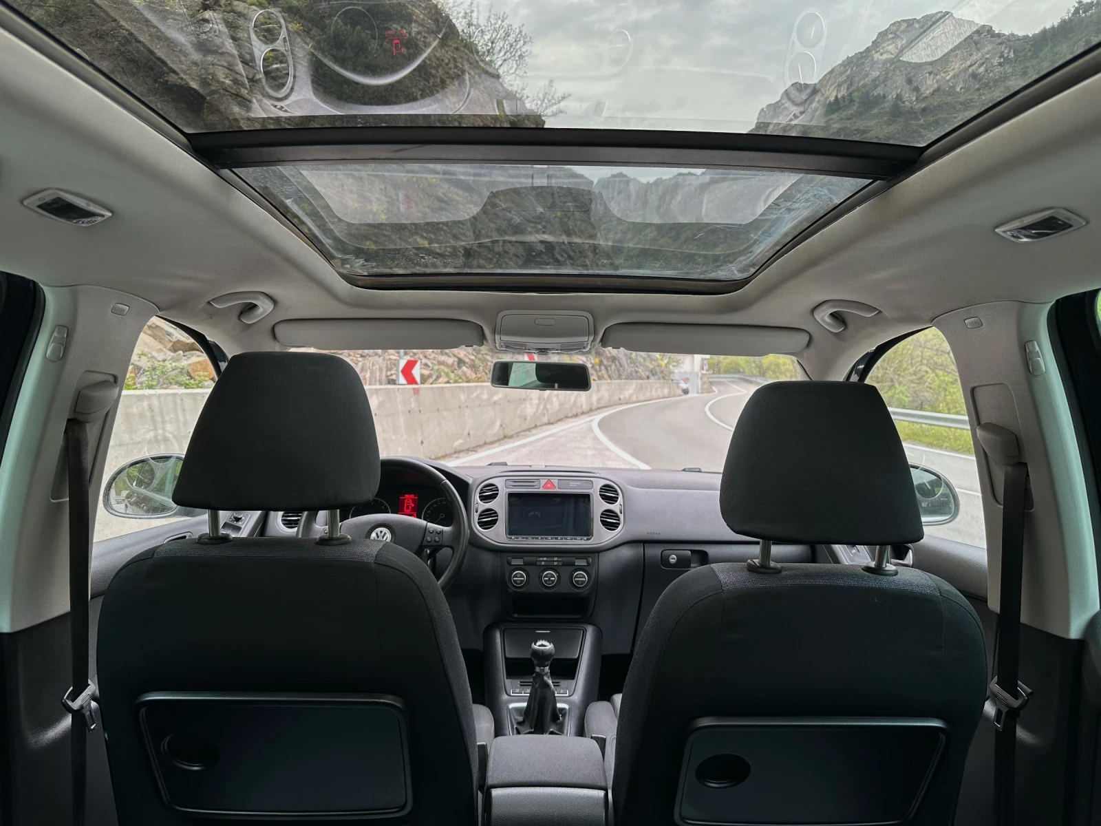 VW Tiguan 2.0 TDI 4MOTION, ПАНОРАМА, НАВИГАЦИЯ, снимка 11 - Автомобили и джипове - 54218794