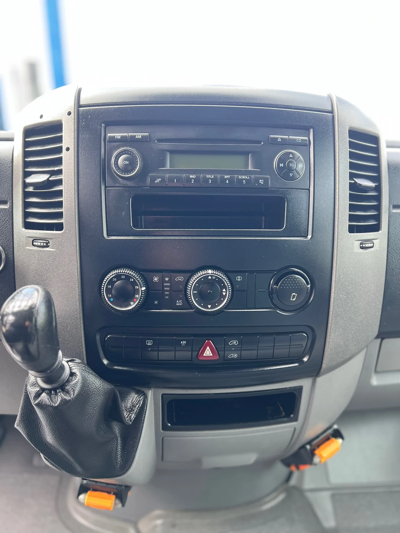 VW Crafter 8+ 1 места / Климатроник , снимка 17 - Бусове и автобуси - 54144399