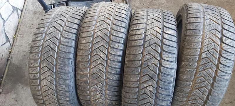 Гуми Зимни 205/50R17, снимка 1 - Гуми и джанти - 35606313