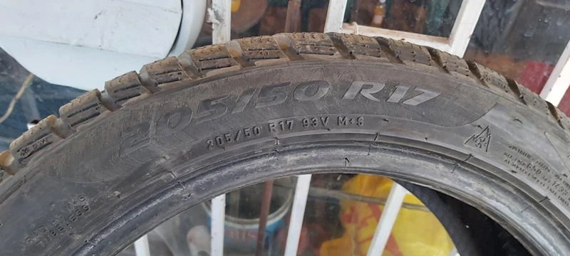 Гуми Зимни 205/50R17, снимка 7 - Гуми и джанти - 35606313