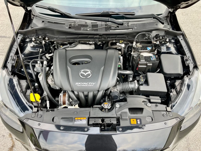 Mazda 2 1.5i* Skyactiv* Revolution* Navi* Full* KeyLess* E, снимка 17 - Автомобили и джипове - 48141086