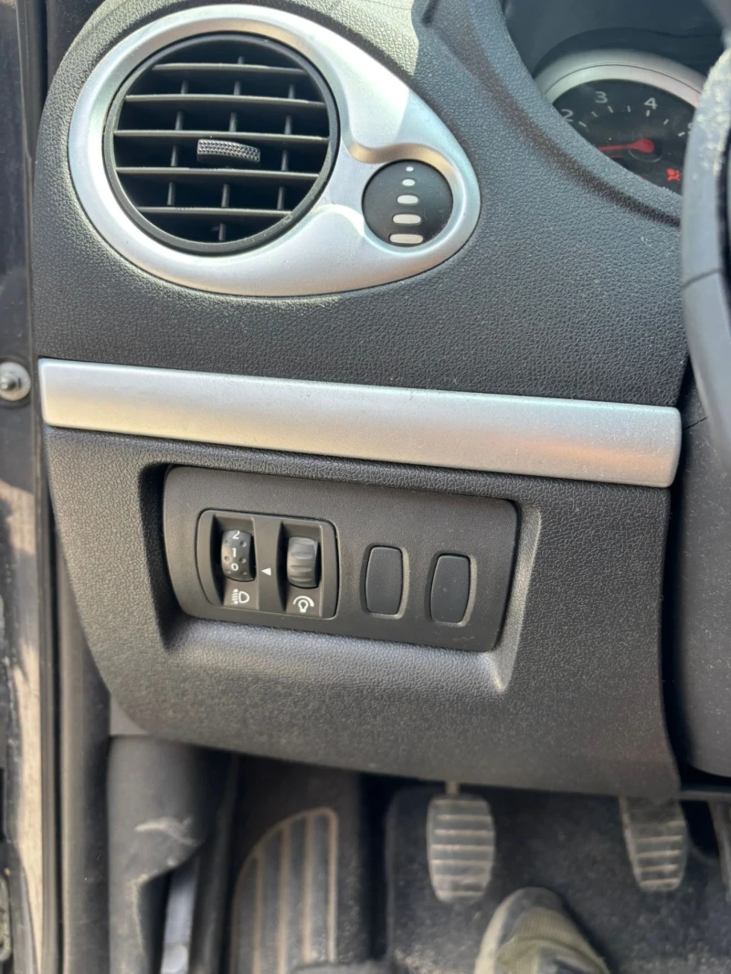 Renault Clio, снимка 11 - Автомобили и джипове - 50918889