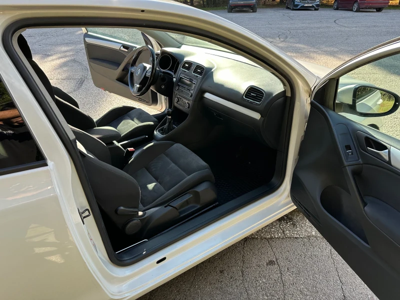 VW Golf 1.6 TDI Highline, снимка 9 - Автомобили и джипове - 52517537