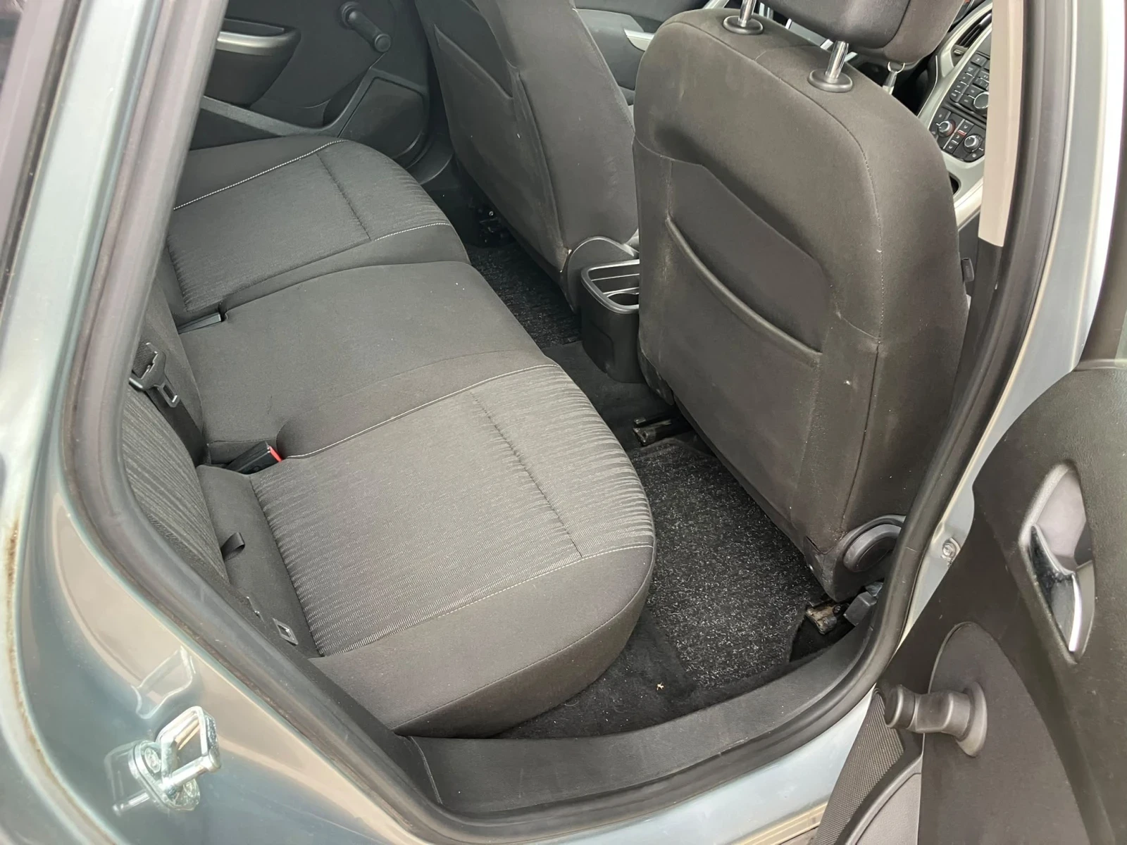 Opel Astra 1.7 CDTI, снимка 9 - Автомобили и джипове - 51366360