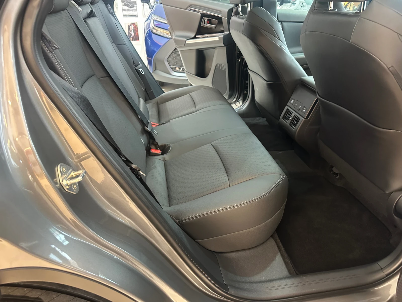 Toyota bZ4X Luxury Premium* Bitone - изображение 9