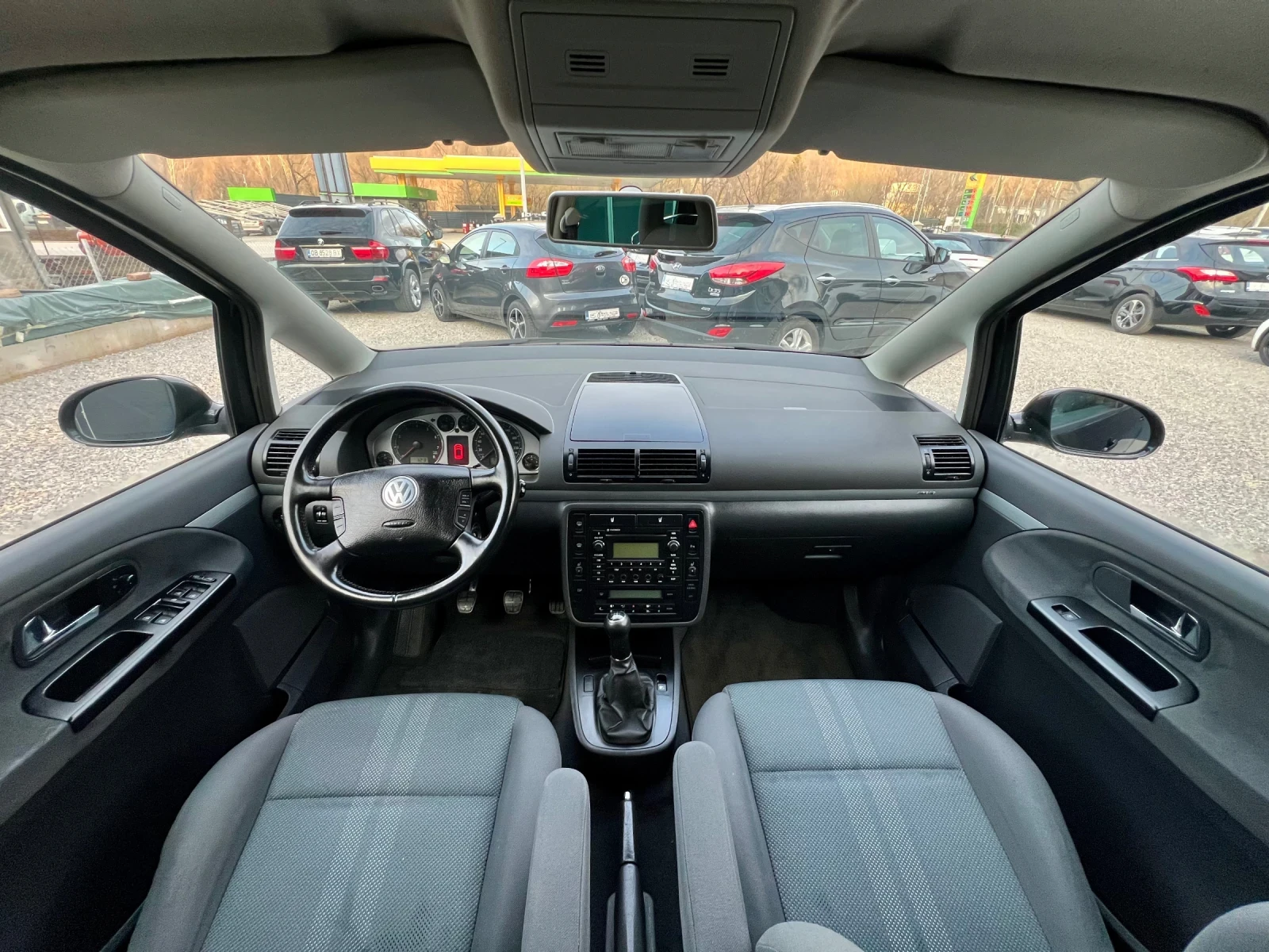 VW Sharan 1.8T Бензин ШВЕЙЦАРИЯ, снимка 9 - Автомобили и джипове - 53982011