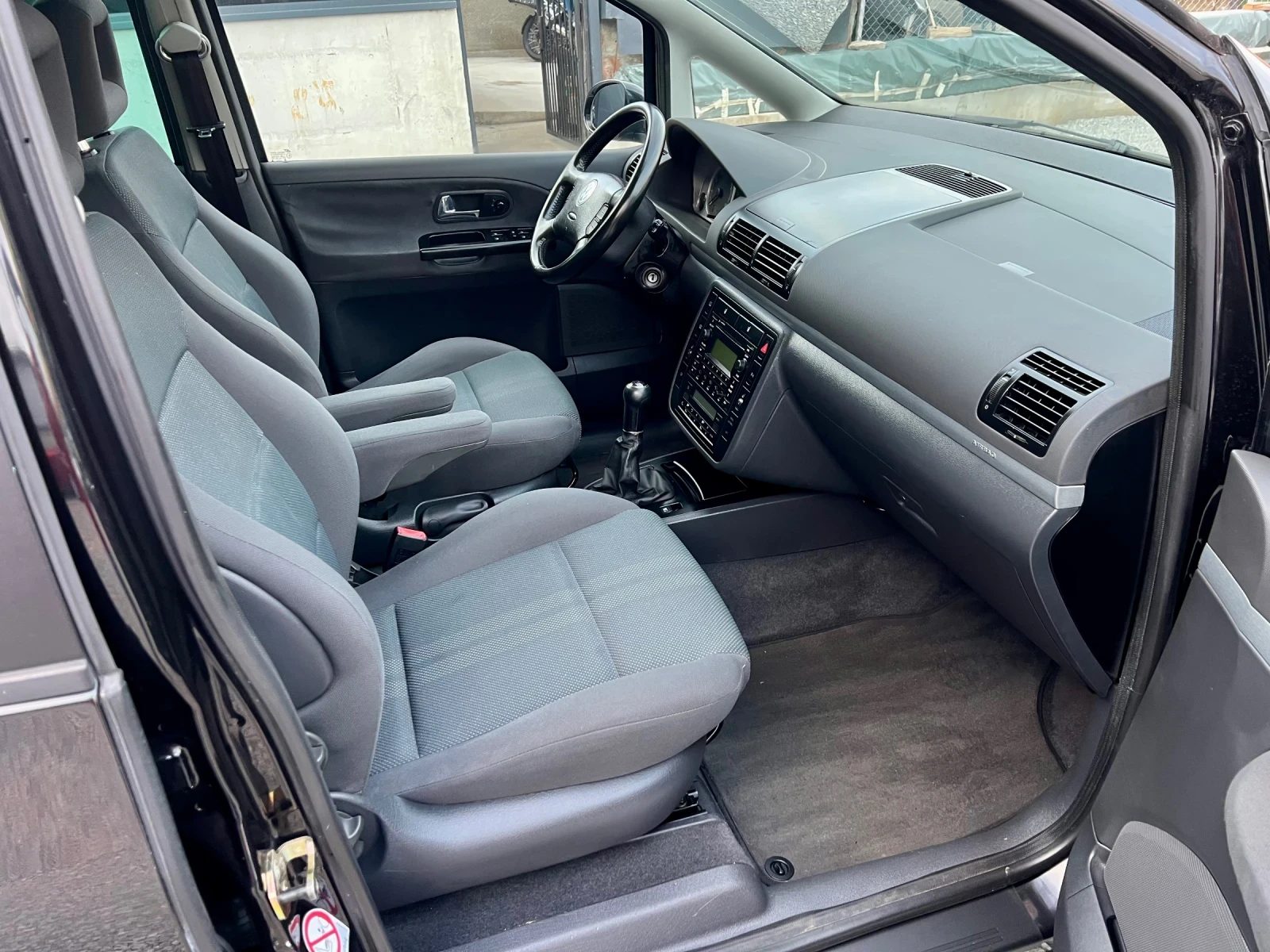 VW Sharan 1.8T Бензин ШВЕЙЦАРИЯ, снимка 8 - Автомобили и джипове - 53982011