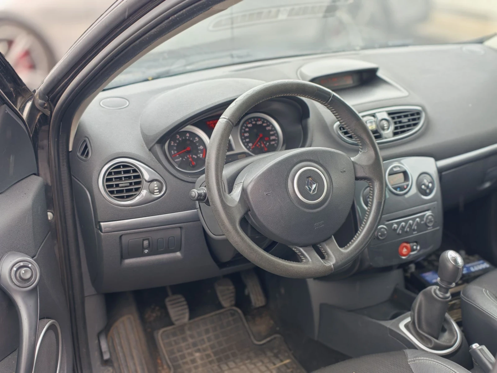 Renault Clio 2.0 139 Xenon Climatronic, снимка 8 - Автомобили и джипове - 56475621