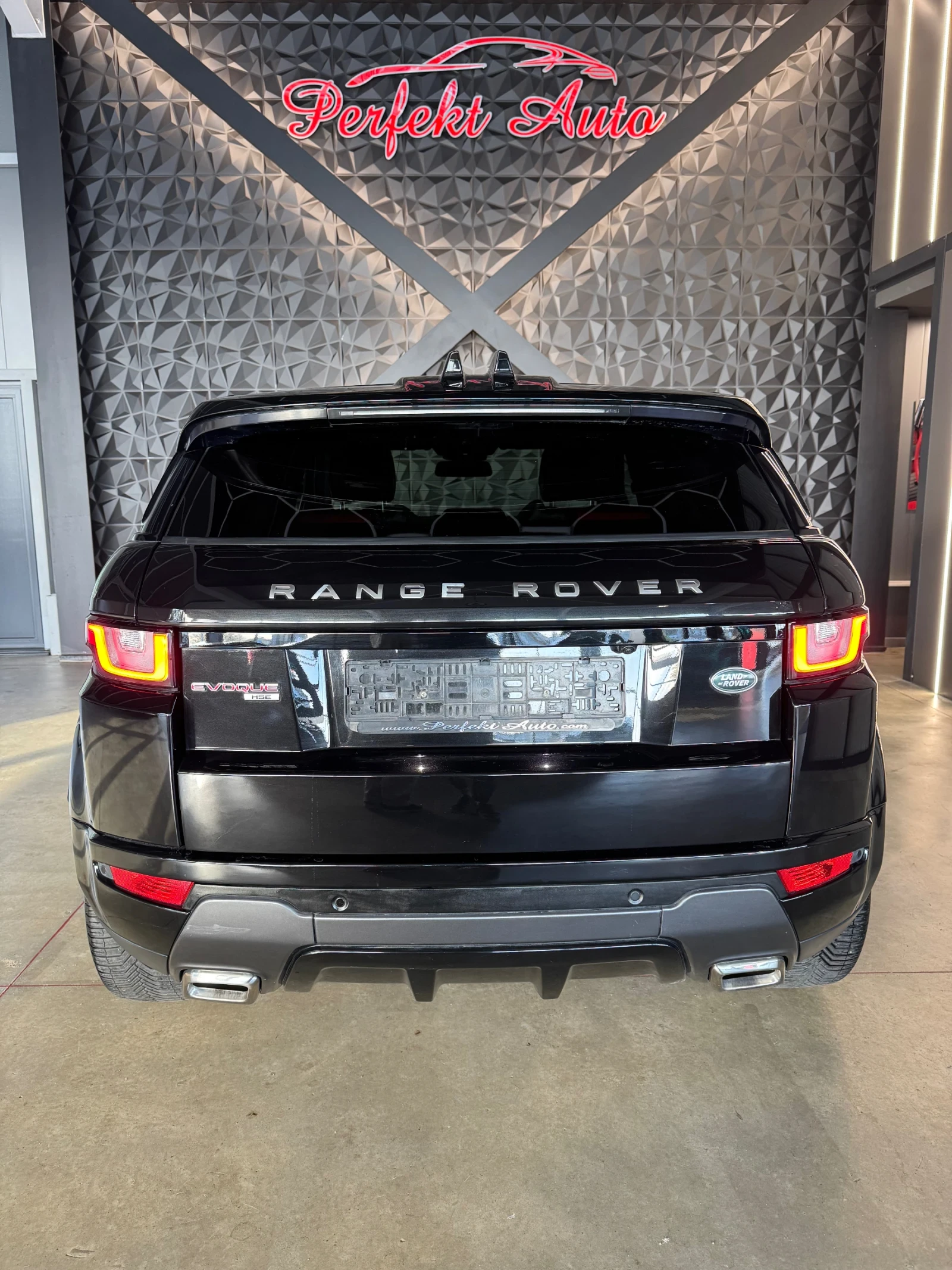 Land Rover Range Rover Evoque 2.0d 4x4 * MERIDIAN * Панорама *  - изображение 4