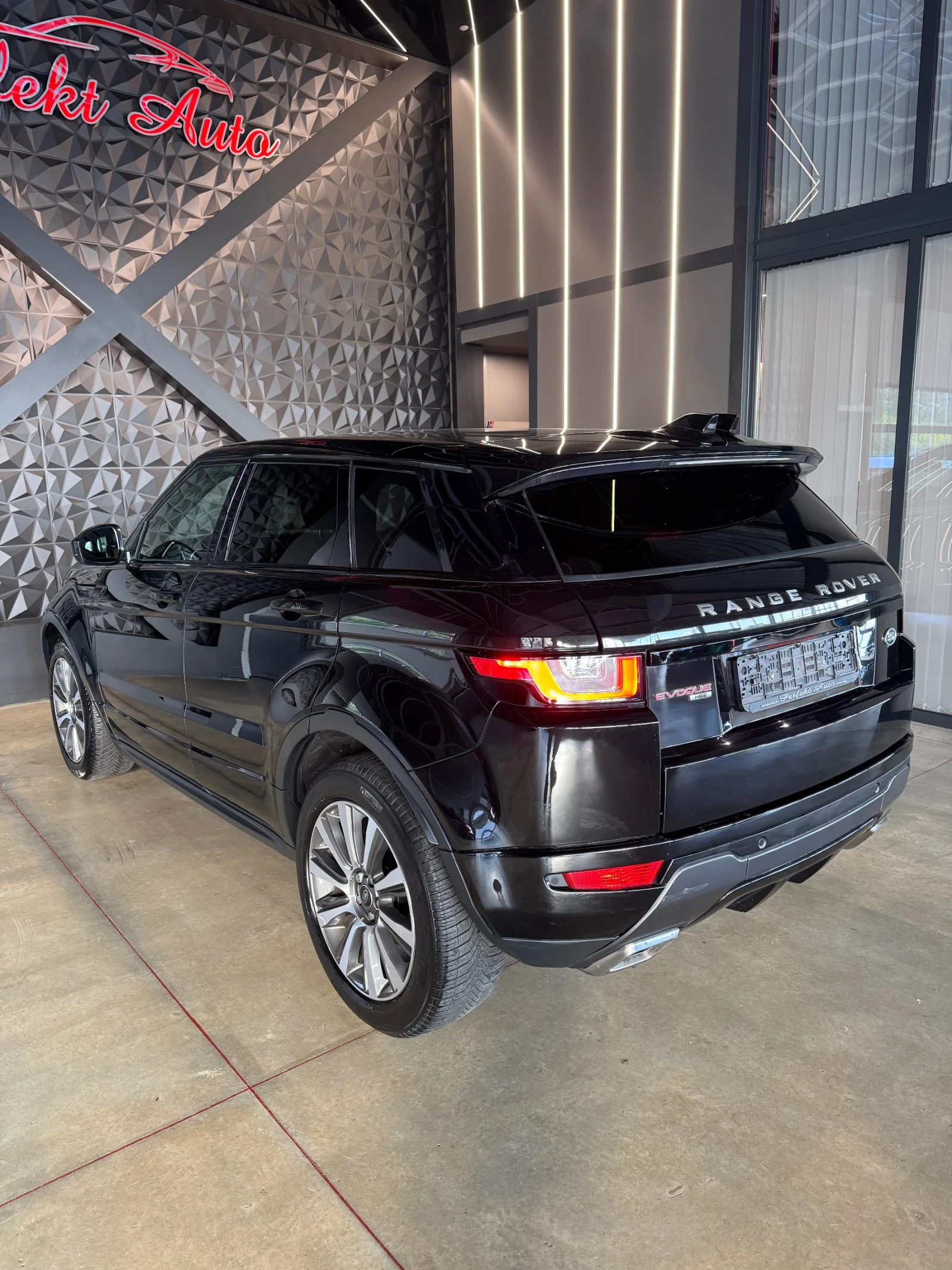 Land Rover Range Rover Evoque 2.0d 4x4 * MERIDIAN * Панорама *  - изображение 3