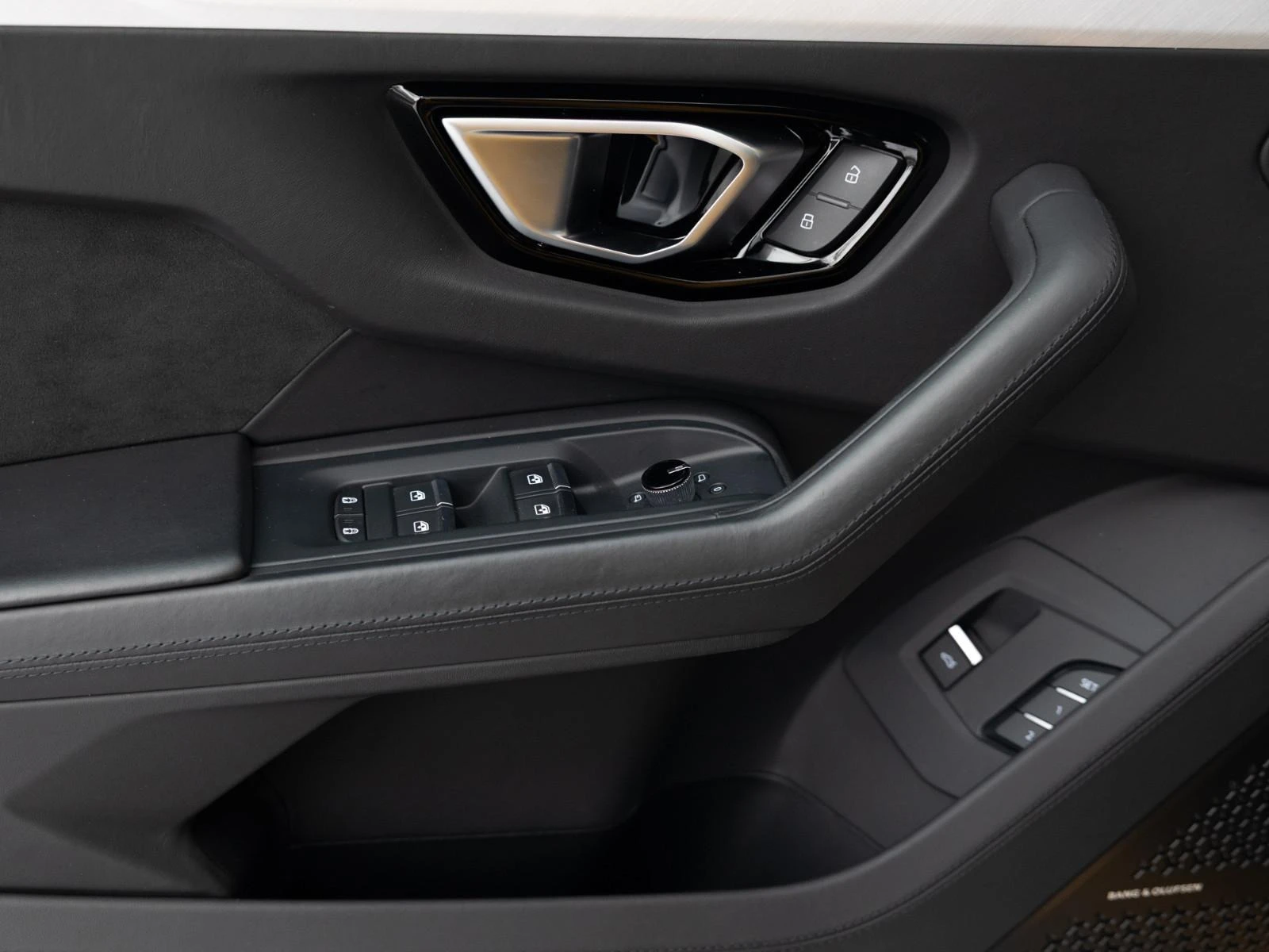 Lamborghini Urus S/666 HP/CERAMIC/SENSONUM/NIGHT VISION/PANO/TV/ - изображение 7